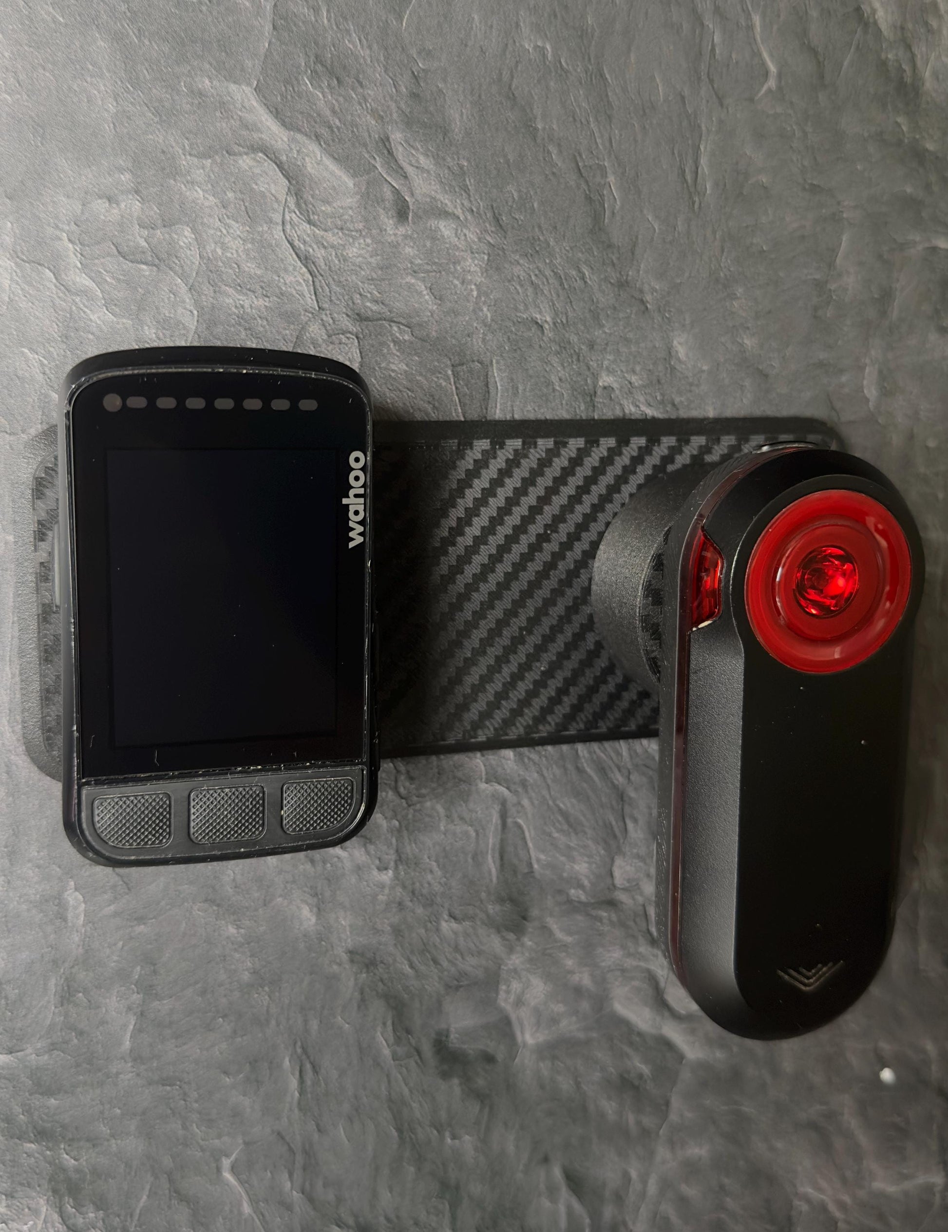 Universelle Fahrrad Computer Wandhalterung für Garmin & Wahoo | Carbon Optik | Kleben / Schrauben | 2-3 Geräte | Garmin Radar Ladefunktion