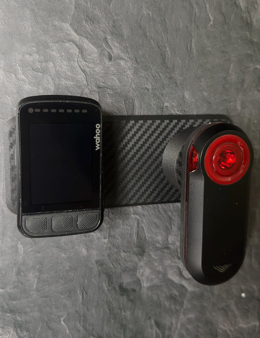 Universelle Fahrrad Computer Wandhalterung für Garmin & Wahoo | Carbon Optik | Kleben / Schrauben | 2-3 Geräte | Garmin Radar Ladefunktion